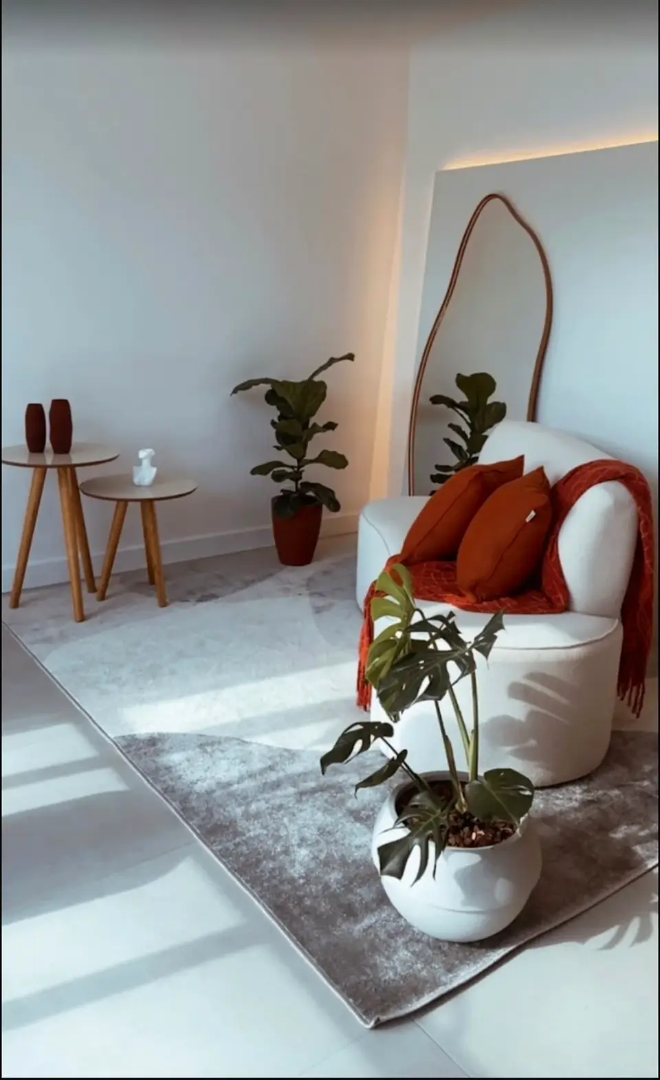 Ambiente do Estúdio T Art, em Joinville, iluminado por luz natural